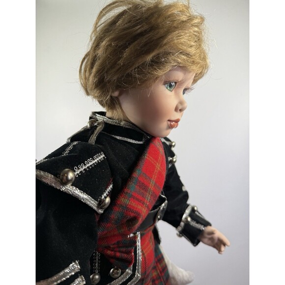 William Tung TUSS Series 22" Porcelain Doll Scottish Outfit Heterochromia Rare - Picture 8 of 13